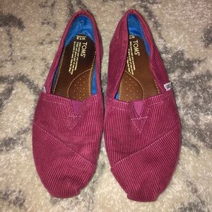 Toms burgundy textured slip ons.
